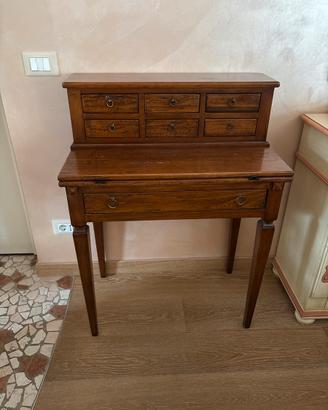 Trio mobili antichi