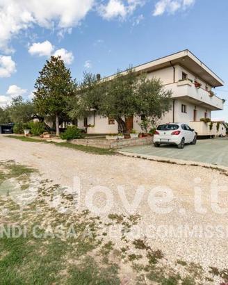 Appartamento di 160 m² con 5 locali e box auto a L