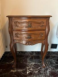 Coppia di comodini vintage in legno intagliato