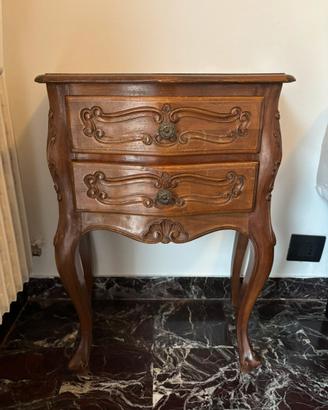 Coppia di comodini vintage in legno intagliato
