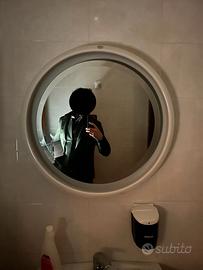 Specchio con luce integrata