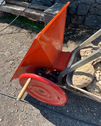 Pigiatrice, diraspatrice manuale per uva