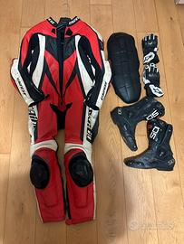 Tuta moto Dainese paraschiena guanti Alpinestars