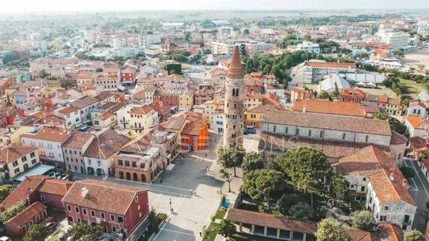 AMPI MONO/BILOCALI RISTRUTTURATI IN CENTRO CAORLE