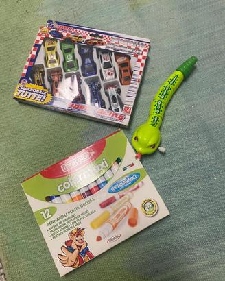 Tre giochi, macchinine, pennarelli , biscio