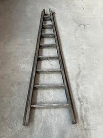 Vecchia scala doppia in legno da frutteto