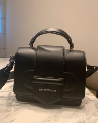 Borsa armani mai usata