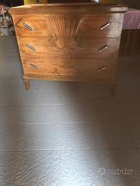 Tromò piu due comodini in legno lavorato
