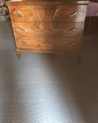 Tromò piu due comodini in legno lavorato
