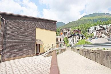 Palazzo / Stabile di 465 m² con più di 5 locali a 