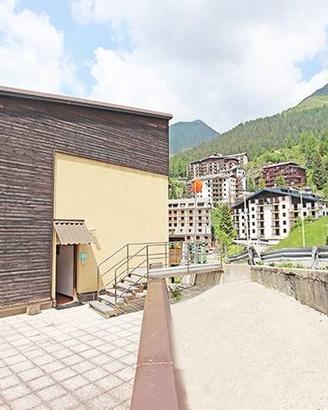 Palazzo / Stabile di 465 m² con più di 5 locali a 