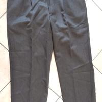 Pantaloni classici grigi da completo