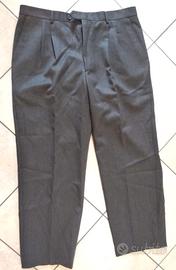 Pantaloni classici grigi da completo