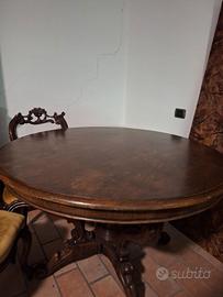 Tavolo rotondo in legno lavorato con sedie