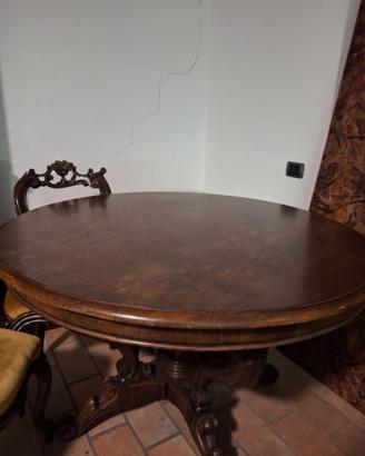 Tavolo rotondo in legno lavorato con sedie