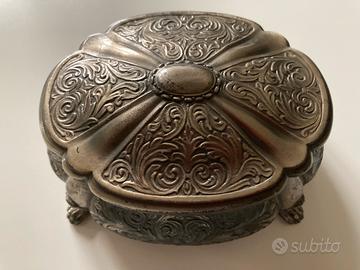 Vecchio portagioie con carillon