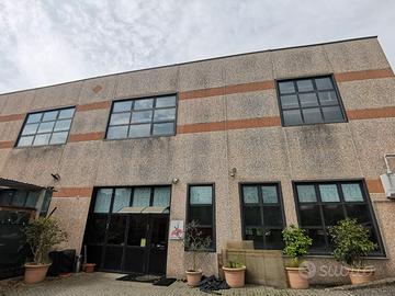 Ampio spazio polifunzionale con parcheggio