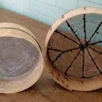 chitarra per pasta e setaccio in legno