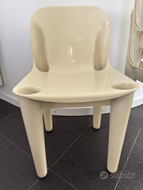 Sedie in plastica della collezione Casa'70 di Alba