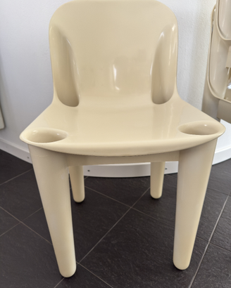 Sedie in plastica della collezione Casa'70 di Alba