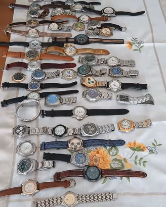 Lotto di circa 50 orologi da polso