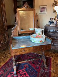 Toilette in legno con piano in marmo vintage