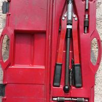 Rivettatrice per rivetti filettati