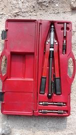 Rivettatrice per rivetti filettati