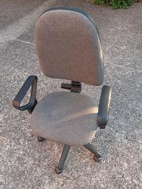 Sedia con rotelle e braccioli