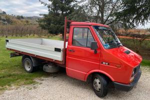 Camion IVECO 35-8 Cassonato