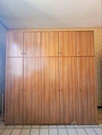 Armadio di legno con 5 ante