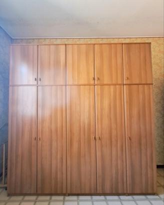 Armadio di legno con 5 ante