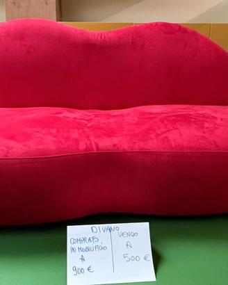 Divano di design in velluto rosso