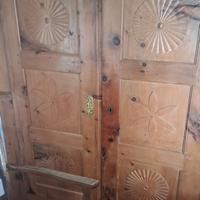 mobile antico in  legno