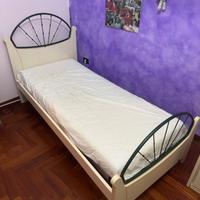 Letto singolo e materasso il lattice