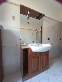 Mobiletto da bagno con specchio