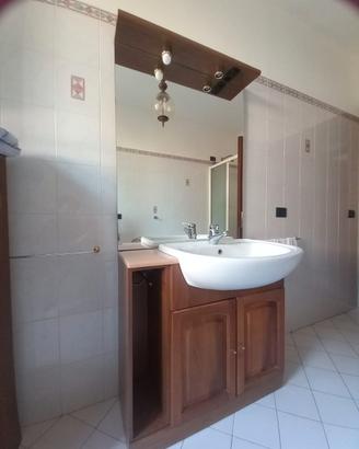 Mobiletto da bagno con specchio