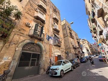 4 LOCALI A NAPOLI