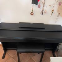 Pianoforte Yamaha YDP-144 con sgabello Yamaha.