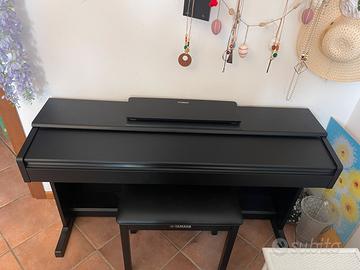 Pianoforte Yamaha YDP-144 con sgabello Yamaha.