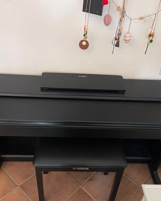 Pianoforte Yamaha YDP-144 con sgabello Yamaha.