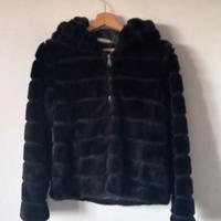 Giubbotto nero con pelliccia sintetica