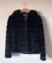 Giubbotto nero con pelliccia sintetica