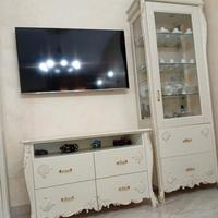 Vetrine e cappottiera.