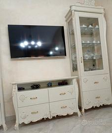 Vetrine e cappottiera.