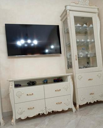 Vetrine e cappottiera.