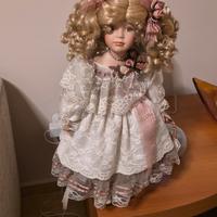 Bambola in porcellana vestito pizzo Bambola