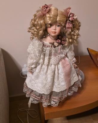 Bambola in porcellana vestito pizzo Bambola