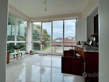 Villa indipendente con ampio giardino