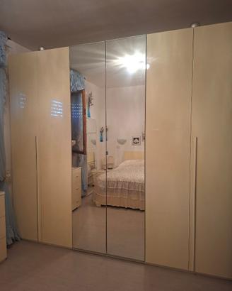 Armadio di camera da letto sei ante e due specchi